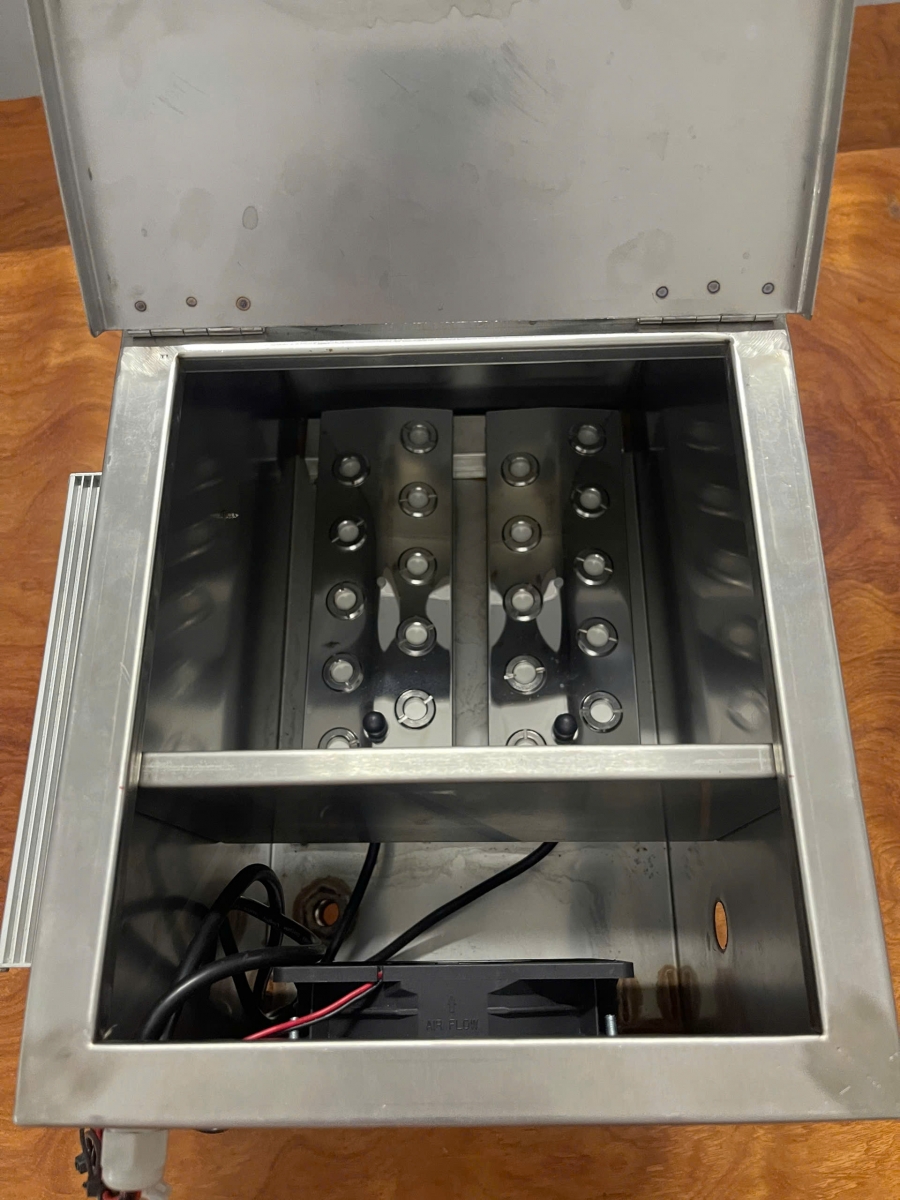 Có các loại máy tạo ẩm thùng inox 304 chống rỉ từ 1 đến 5 vĩ tạo ẩm, mỗi vĩ tạo ẩm có 10 mắt