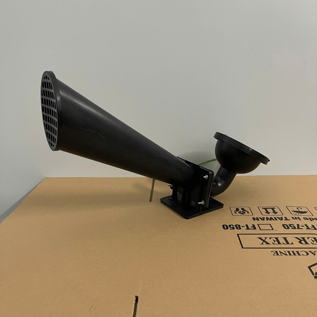 Loa phóng đơn nhựa ABS HP600 là thiết bị âm thanh chuyên dụng được thiết kế đặc biệt cho môi trường nhà yến