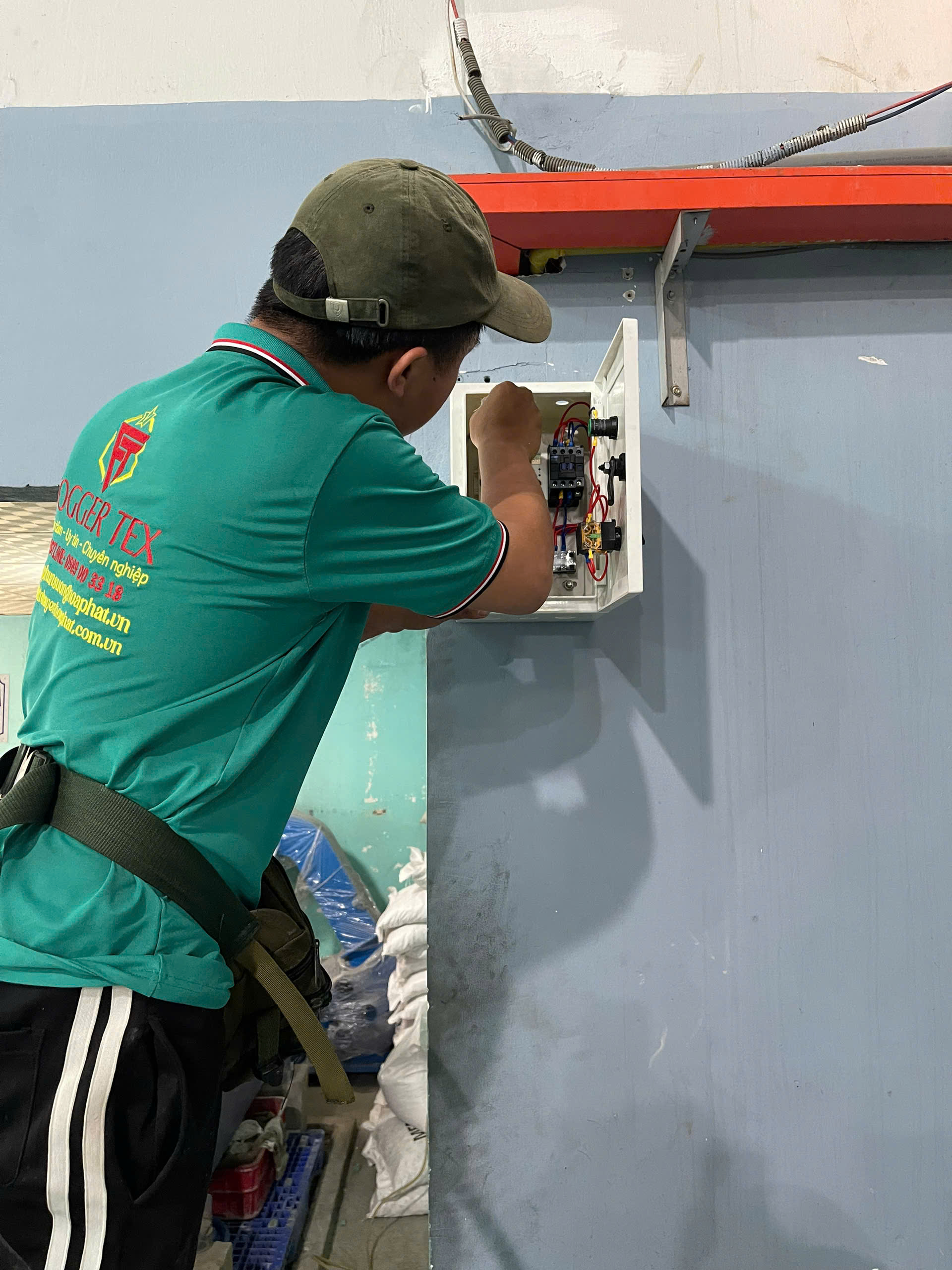 LẮP ĐẶT HỆ THỐNG PHUN NƯỚC MÁI TÔN HIỆU QUẢ